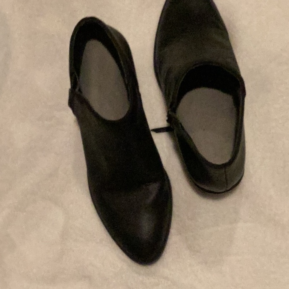 Simply Vera Vera Wang Black Ankle Booties with Sleek Design